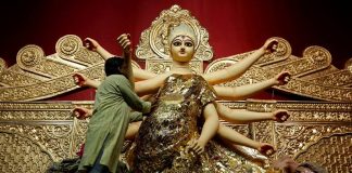 Behind The Curtains of Puja Pandals: The Inside Story Of Kolkata’s Famous Pandal Artists