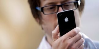 Frustrated Apple Users Are Complaining That iOS 11.4 Is Draining Their Phone’s Batteries Apple users iOS 11.4 Battery